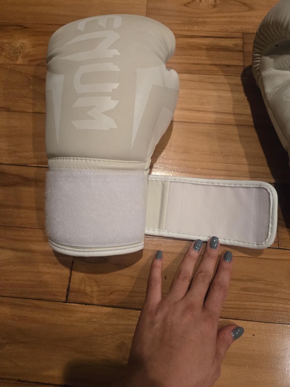 Venum White Training Boxing Gloves 10oz - Picture 4 of 4